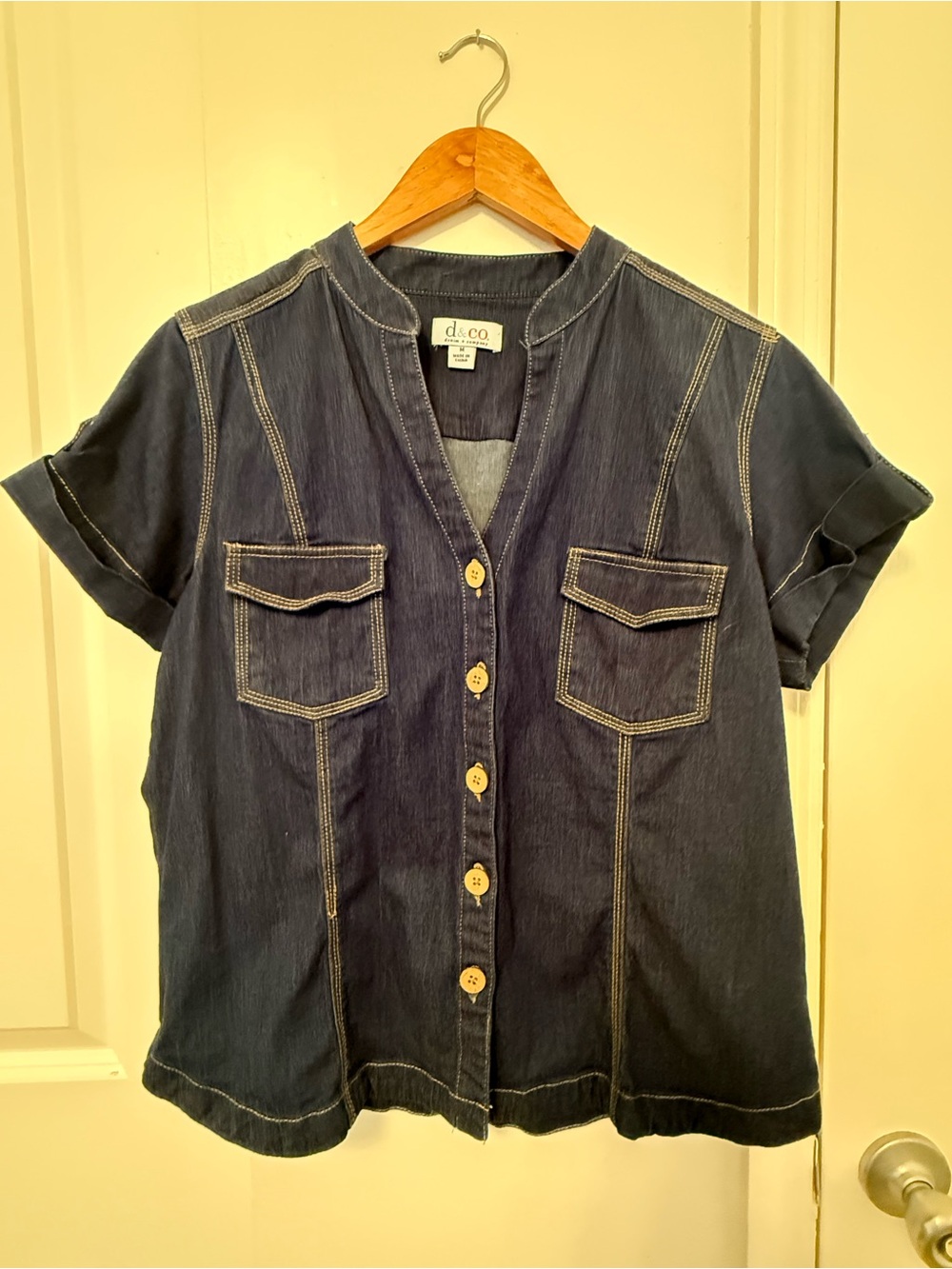 d.co Short Sleeve Denim Button-Front Blouse in Dark Blue